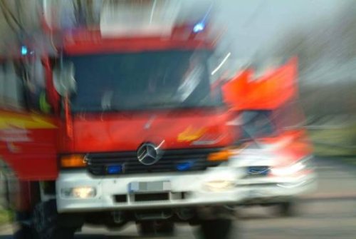 Brandeinsatz: Zwei Wohnhäuser brennen in Wuppertal - Polizei nimmt Verdächtige fest