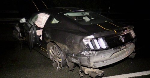Sperrung: Zwei Verletzte nach schwerem Unfall mit Mustang in Düsseldorf