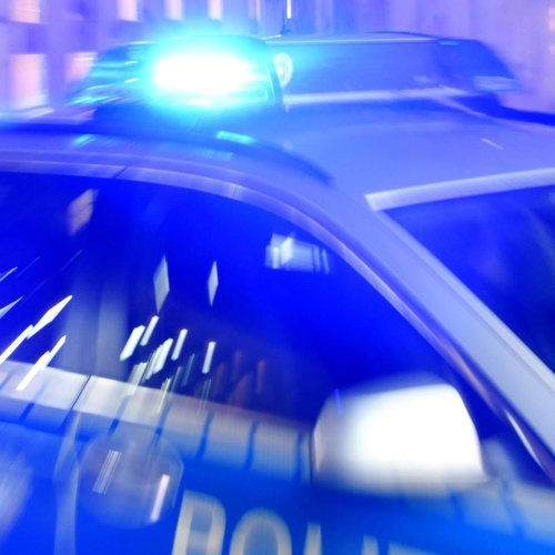 Verkehrsunfall: Autofahrer flieht unter Drogeneinfluss vom Unfallort in Krefeld