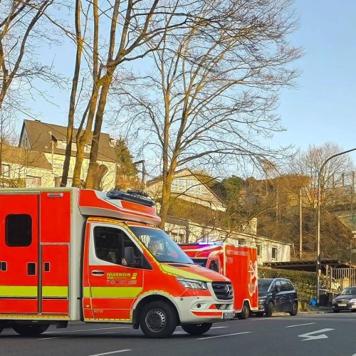 Blaulicht: A46 bei Wuppertal: Rettungswagen fährt in Auto