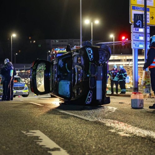 Blaulicht: Auto landet auf der Seite: Verkehrsunfall in Wuppertal