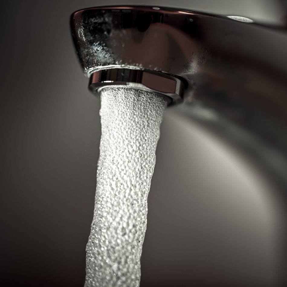 Gefahr in der Wasserleitung: Legionellen im Wasser: Was hilft nach längerer Abwesenheit?