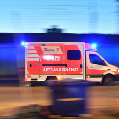 Unfall: Frau geht in Wuppertal bei Rot über die Straße und wird von Auto erfasst