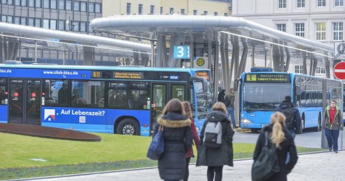Wuppertals Studenten verbringen zu viel Zeit in überfüllten Bussen