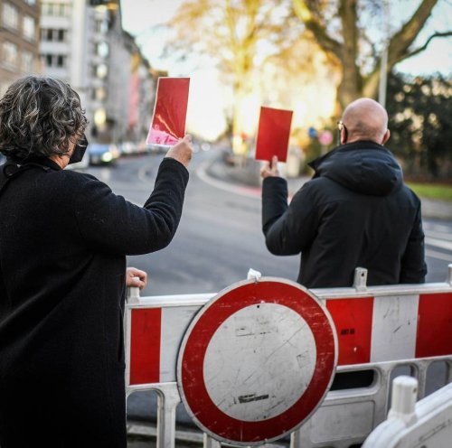 Gegenwind für Corona-Proteste in Düsseldorf: Rote Karte für die „Spaziergänger“ im Viertel