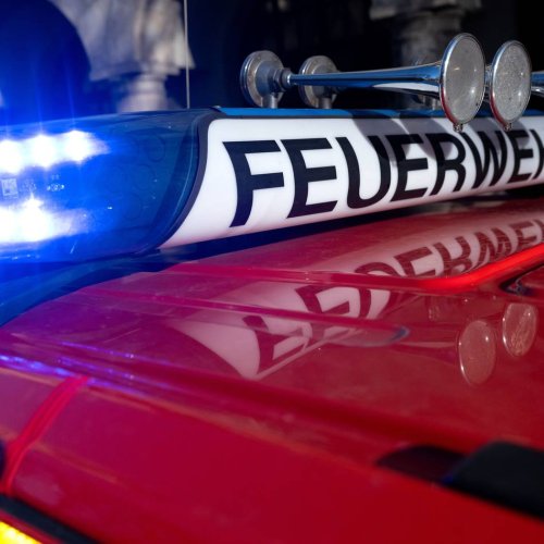 Blaulicht: Tesla brennt auf Parkplatz in Wuppertal
