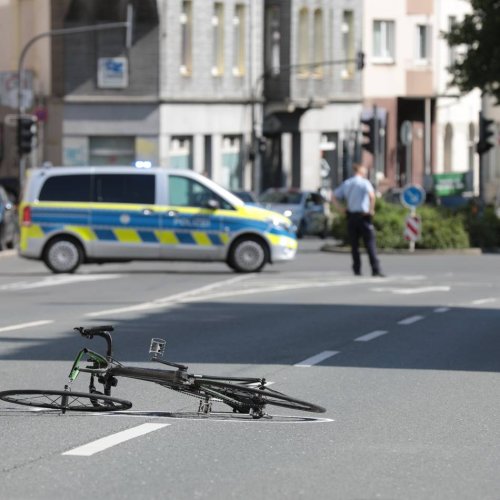 Unfall in Elberfeld: Radfahrer auf der Briller Straße durch Zusammenstoß mit Auto schwer verletzt
