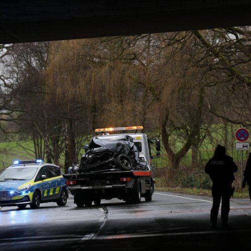 Schwerer Unfall: Feuerwehr befreite eingeklemmten Autofahrer in Wuppertal