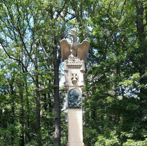 An der heutigen Kreuzung, wo sich ein Restaurant befindet, fand damals eine kriegerische Auseinandersetzung statt.: Denkmal vor Krefeld erinnert an Schlacht von Hückelsmay