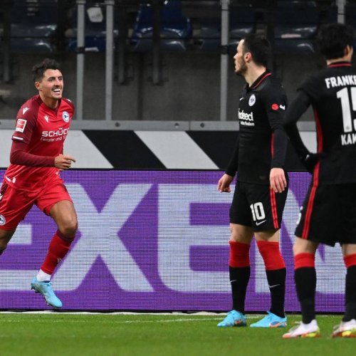 Freitagsspiel der Bundesliga: Erstmals seit 15 Jahren: Bielefeld gewinnt in Frankfurt