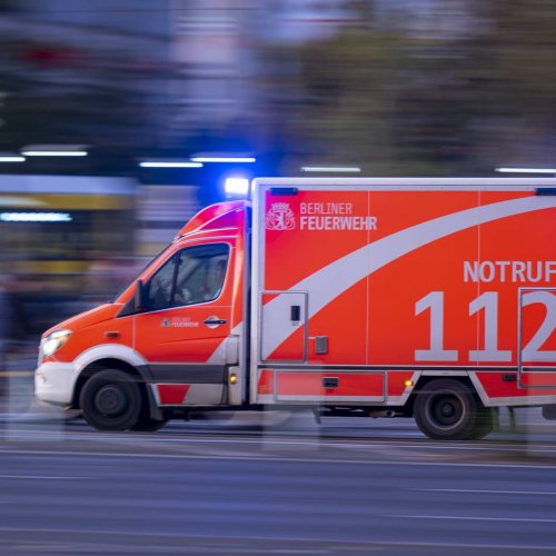 Unfall an der Briller Straße: Wuppertal: Radfahrerin touchiert Auto, stürzt und wird leicht verletzt