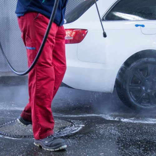 Weg mit dem Dreck: Auto auch bei Eis und Schnee regelmäßig waschen