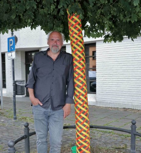 Textile Kunst in Krefeld: Umwickelte Bäume am Andreasmarkt