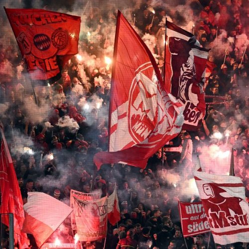 Fußball-Bundesliga: Über 100 Pyro-Vergehen in Dortmund: Geldstrafe für FC Bayern