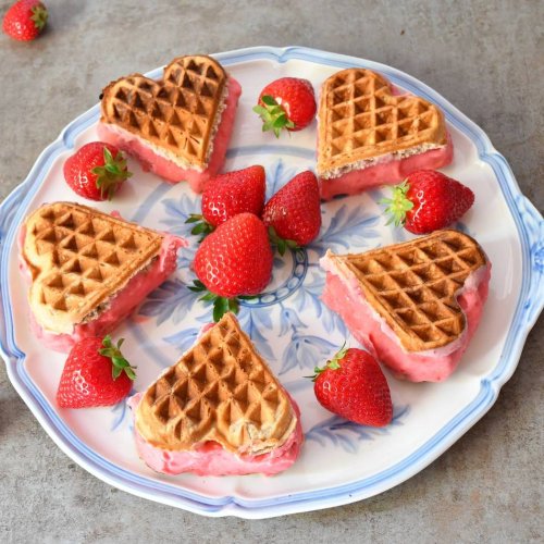Gute Ernte erwartet: Eiskalte Idee: Saisonstart mit Sandwich-Erdbeereis