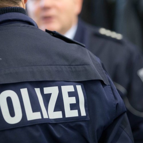 Angriff auf offener Straße: Einkäufe gestohlen: Männer überfallen 23-Jährigen in Wuppertal-Ronsdorf