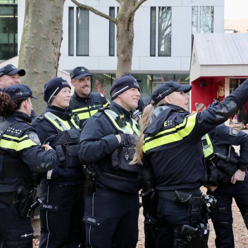 Weihnachtsmarkt und Innenstadt: Niederländische Polizisten zu Gast in Krefeld: Erst ein Selfie, dann auf Streife