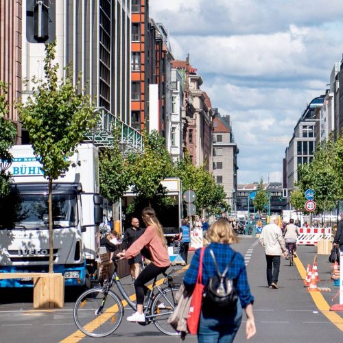 Fußgängerzone und Co.: So müssen sich Radler gegenüber Fußgängern verhalten