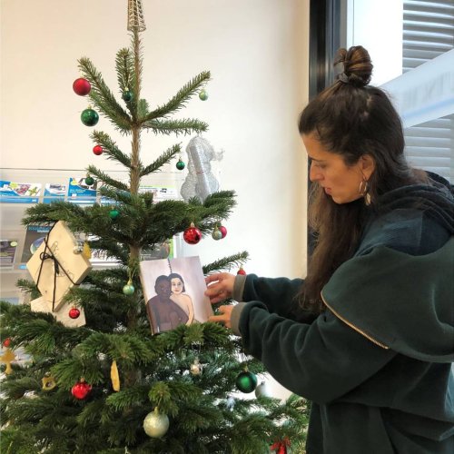 WZ-Adventsaktion für einen guten Zweck: Künstlerinnen und Künstler helfen Wuppertalern in Not – Kunstwerk Nummer vier hängt am Baum
