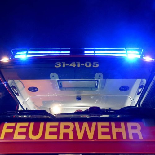 Polizei ermittelt: Schlafzimmer stand in Krefeld im Vollbrand - Feuerwehr musste eine Person retten