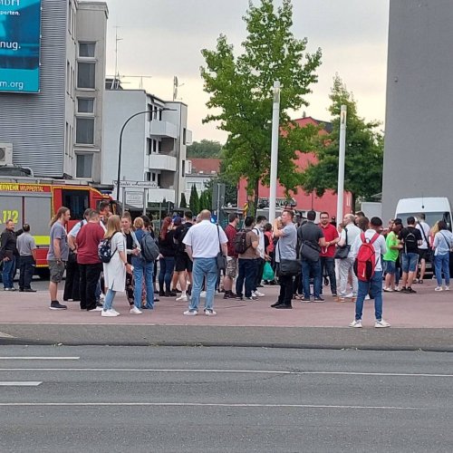Einsatz: Feuerwehr evakuiert Einkaufszentrum Wicküler City in Wuppertal
