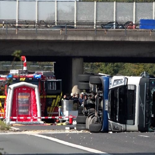 Zunächst weiter Sperrung: Nach Lkw-Unfall bei A57-Anschlussstelle Krefeld-Gartenstadt: Autofahrer müssen weiter mit Einschränkungen rechnen