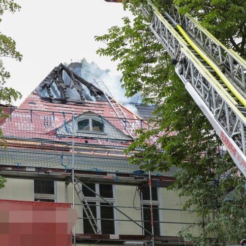 Gefährlicher Pfusch: Handwerker steht nach Dachstuhlbrand in Wuppertal vor Gericht