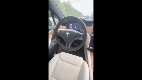Tesla owner leaves the car on Autopilot while filming from the passenger seat (Don’t try this)