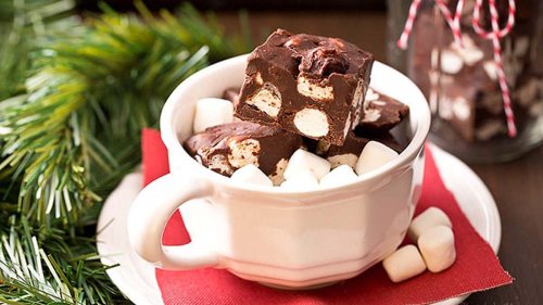 27 Simple and Sweet Christmas Fudge Recipes