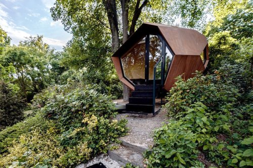 This backyard cabin gives you an incredible view while you WFH!