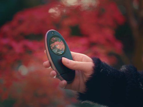 Pebble-shaped 9-second camera makes vlogging more intentional and memorable
