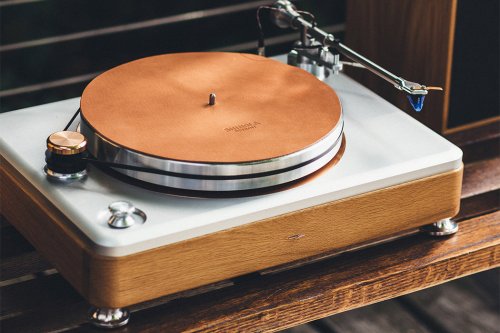 This luxurious turntable was made for music lovers of all generations!