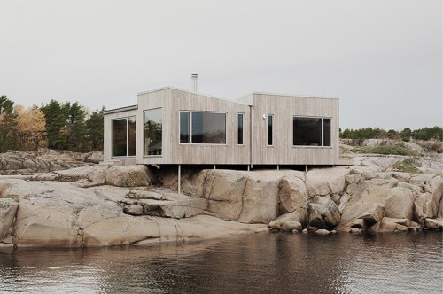 This wooden tiny cabin merges perfectly with the Norwegian archipelago ...