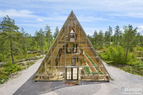 This A-shaped cabin with a lakeview is a self-sustaining, climate-smart greenhouse villa