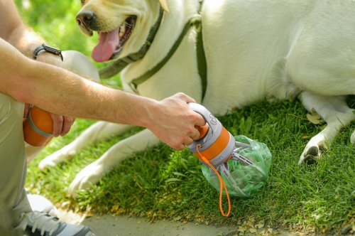 Tiny mechanical arm and leakproof container make cleaning up after your dog easy and contact-free!