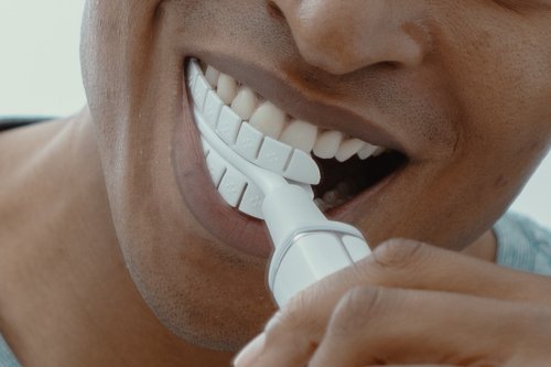 This innovative J-shaped toothbrush flawlessly cleans your teeth in 20 seconds