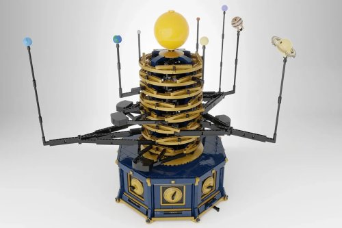 This mechanical LEGO Solar System actually tracks planetary orbits with 99.8% accuracy