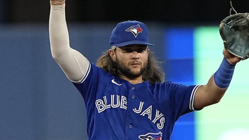 Umpire calls out Bo Bichette on bases for idiotic reason