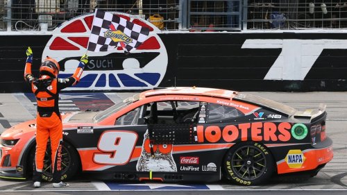 Report: Hooters paying Hendrick Motorsports $900,000 to settle lawsuit over unpaid Chase Elliott sponsorship
