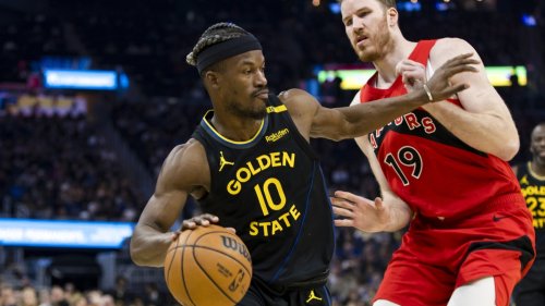Warriors overcome Stephen Curry's injury to beat Raptors