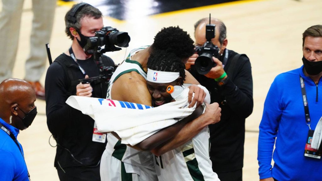 Watch: Devin Booker stared down Giannis Antetokounmpo after dunk that did not count - Flipboard