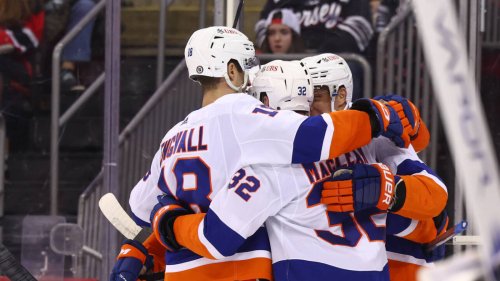 Islanders clinch playoff berth; Capitals remain in second East wild-card spot