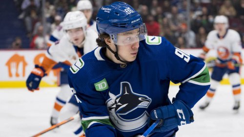 Canucks sign Andrei Kuzmenko to two-year extension
