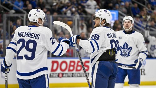 Toronto Maple Leafs becomes first team in over 30 years to avoid being shut out in 200 straight games