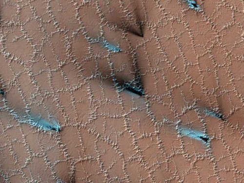 Des formes étranges avec des traces noires à la surface de Mars