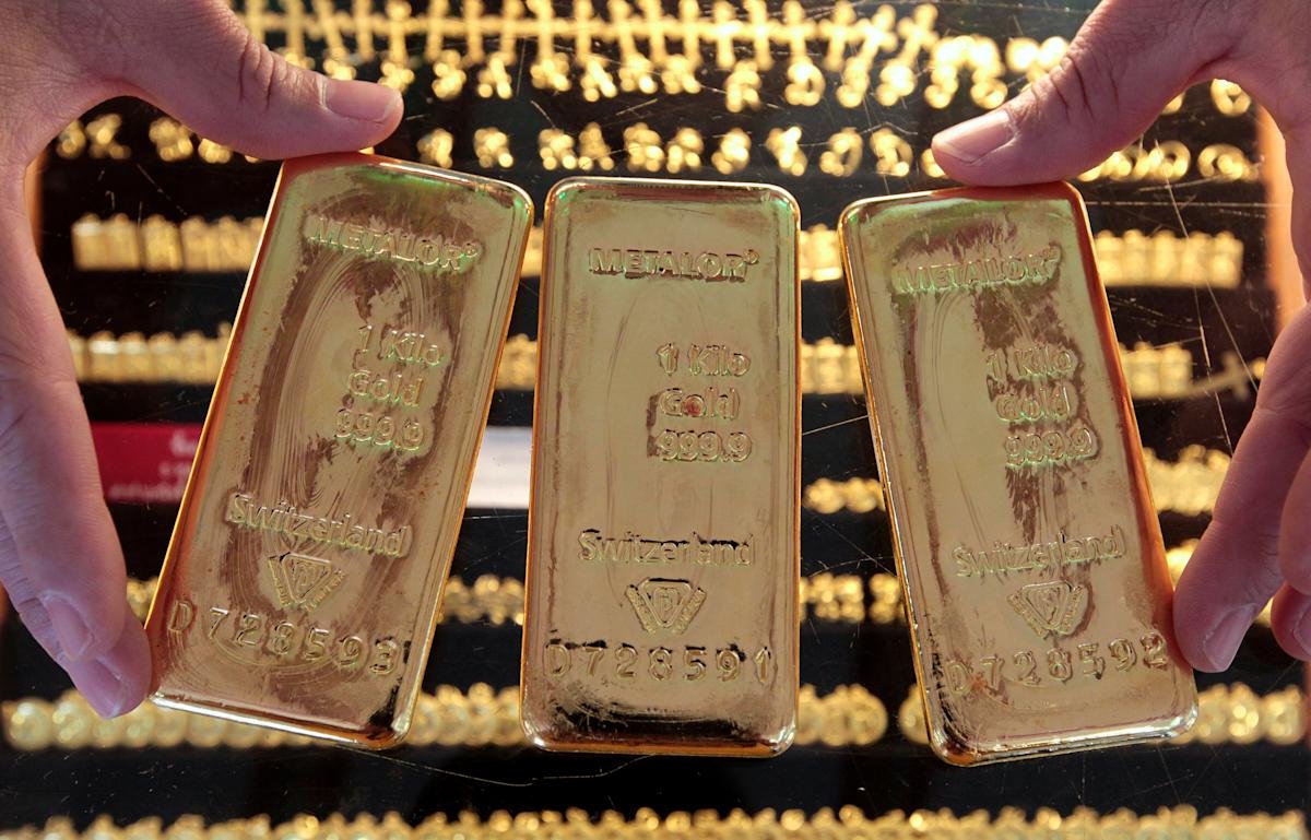 Gold set for third weekly fall as strong dollar and Fed stance weigh