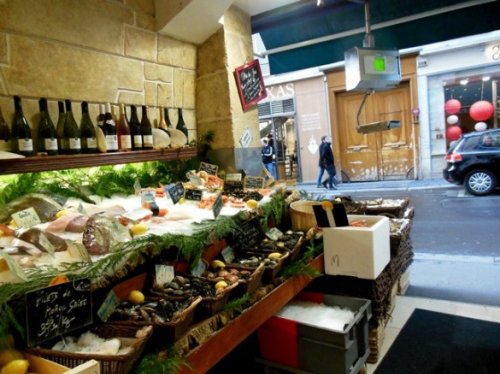 Food & drinks in Paris: seafood bar L'ecume St. Honoré. The perfect place for oysters while shopping near Rue de Rivoli!