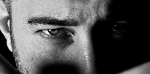 6 Behaviors That Suggest A Man's Got A Wandering Eye, According To Psychology