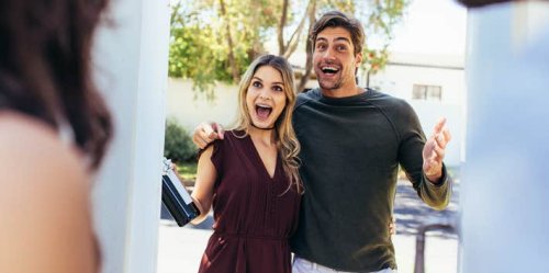 5 Things That Seem Polite When You’re A Guest In Someone’s Home But Are Actually Kind Of Rude