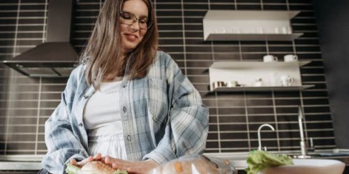 Wife Praised For ‘Taking Care Of Her Man’ After Showing What She Packs Him For Lunch As A ‘Lower-Middle-Class’ Mom